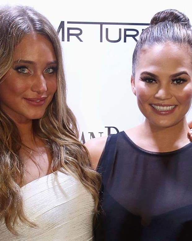 Chrissy Teigen's thoughts on Hannah Davis’ Sports Illustrated swimsuit cover - Image